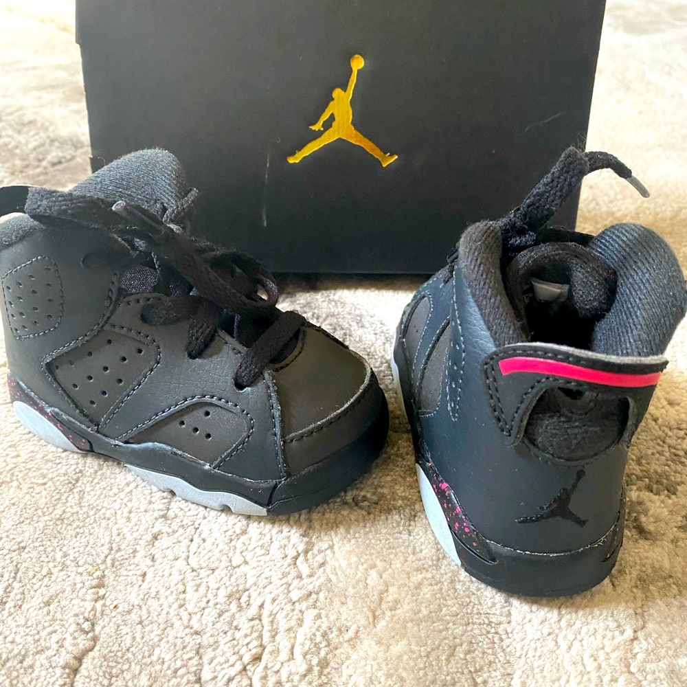 Jordan retro 6 black and rose size 4C